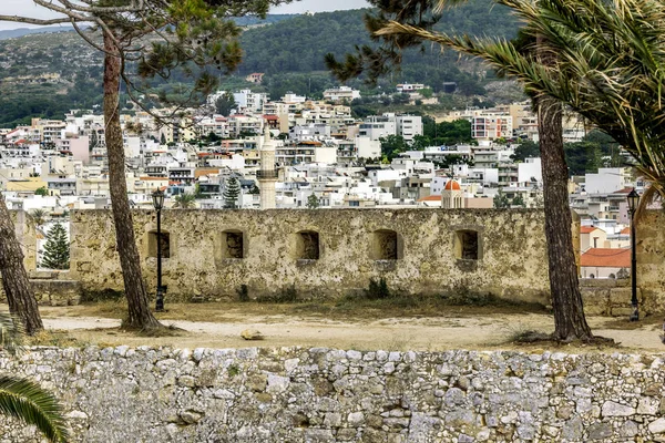 Venedik kalesinin duvarı ve şehrin evleri — Stok fotoğraf