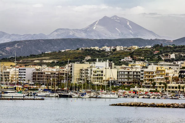 Vista del paseo marítimo y casas contra las montañas en Rethym — Foto de Stock