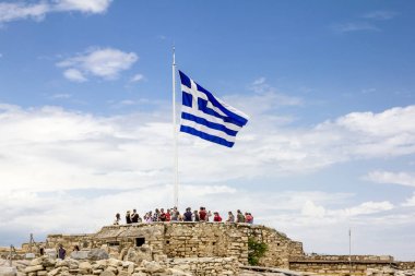  Atina'nın Gree kentinde ki Akropolis tepesinde Yunan bayrağı dalgalanıyor