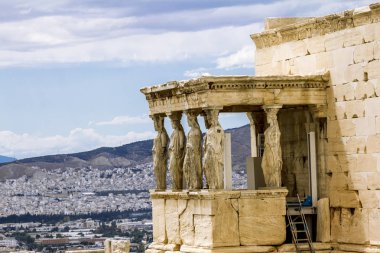 Yunanistan'da Atina'da Akropolis tepesinde Erechteion tapınağı.