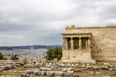 Yunanistan'da Atina'da Akropolis tepesinde Erechteion tapınağı.