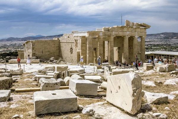 Die Propyläen auf dem Akropolishügel in Athen, Griechenland. — Stockfoto