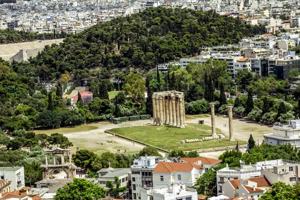 Panorama d'Athènes et les colonnes du temple de Zeus Olympi — Photo