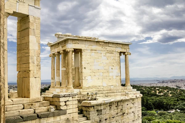 Niki apteros tempel auf dem akropolis-hügel in athens in griechenland. — Stockfoto