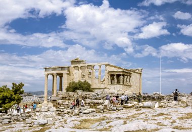 Yunanistan'da Atina'da Akropolis tepesinde Erechteion tapınağı.