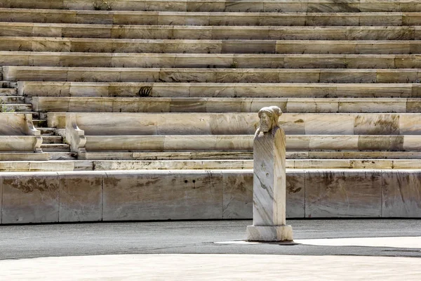 View of the statues of two-faced Herms at the Panathenaic stadiu — Stock Photo, Image