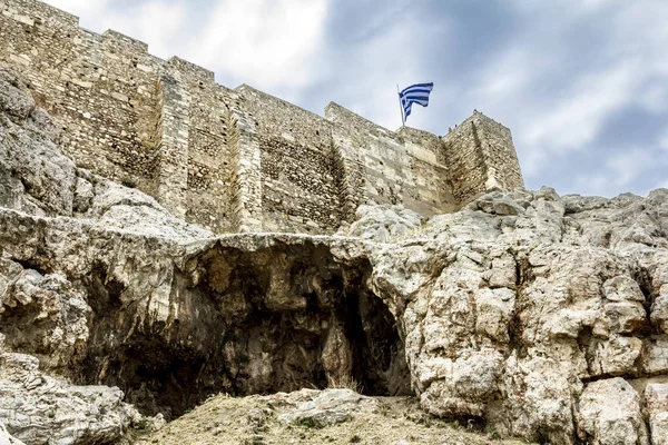 希腊国旗飘扬在雅典格里夫的雅典卫城山上 — 图库照片