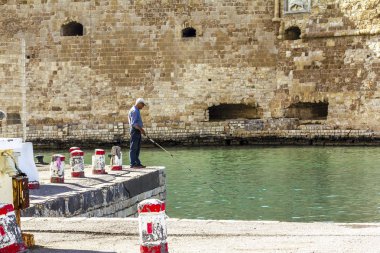 Kalenin arka planda iskelede balıkçı balıkçılık 
