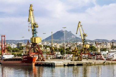 .Heraklion limanından gemiler, vinçler ve konteynerlerin görünümü i