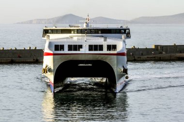 Cret Heraklion limanında iskelede Feribotlar görünümü