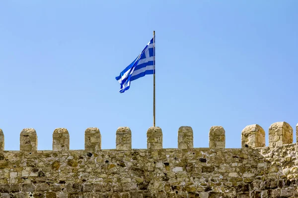 La bandera griega ondea en la pared de la fortaleza veneciana en —  Fotos de Stock