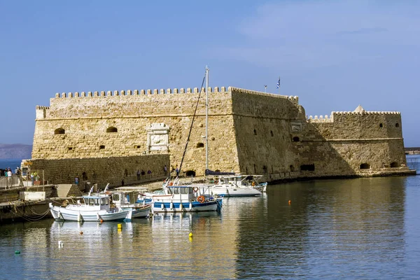 在克里特岛的伊拉克利翁港的堡垒和船只景观 — 图库照片