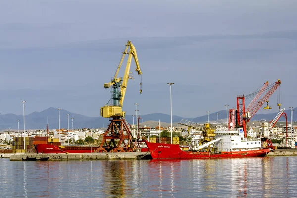克里特岛伊拉克利翁港的船舶、起重机和集装箱 — 图库照片