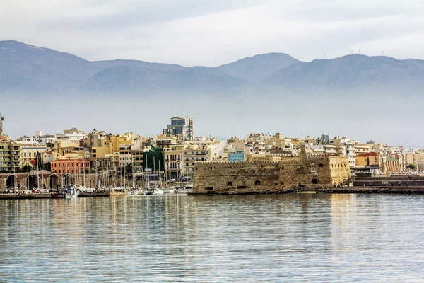 Beskåda av fästningen och ships i hamnen av Heraklion i Cret — Stockfoto