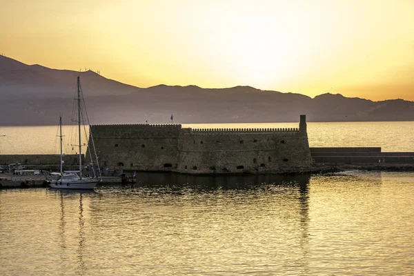 Veduta della fortezza e delle navi nel porto di Heraklion ai soli — Foto Stock