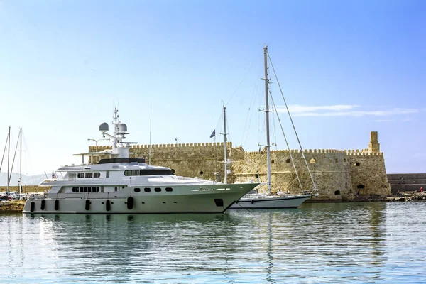 Pohled na pevnost a lodě v přístavu Heraklion v Cretu — Stock fotografie