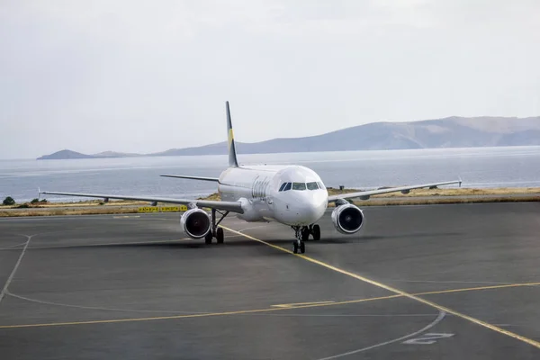Uitzicht op het vliegtuig op de landingsbaan van de luchthaven van Heraklion Nikos K — Stockfoto