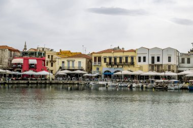 Rethym'de dağlara karşı gezinti ve evlerin görünümü