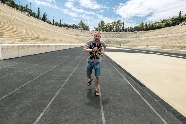 Sportovec běžící na trati u Panathenaického stadionu. — Stock fotografie