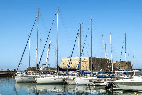 Uitzicht op de vesting en schepen in de haven van Heraklion in Cret — Stockfoto