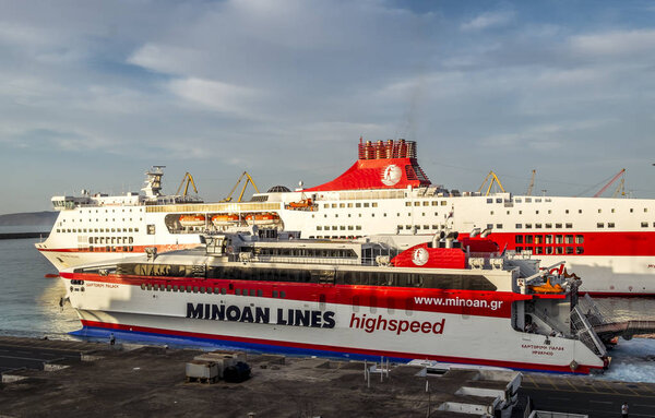 Вид с палубы на паромы на пирсе в порту Ее
