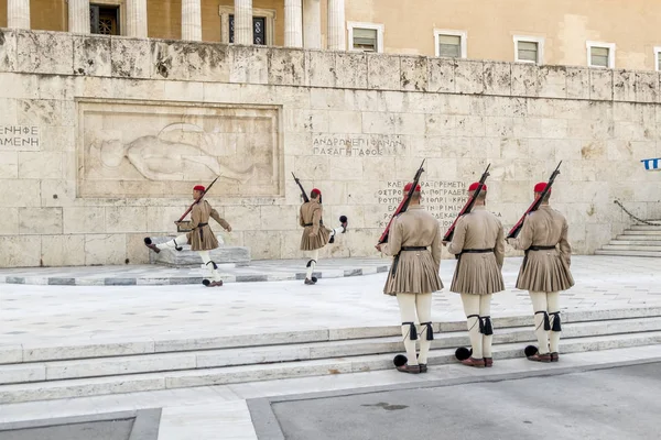 Yunan Parliam'da onur muhafızı değiştirme töreni