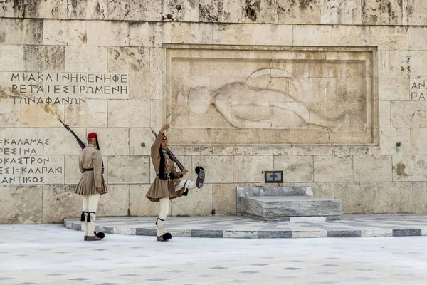 Die Zeremonie der Änderung der Ehrengarde im griechischen Parlament — Stockfoto