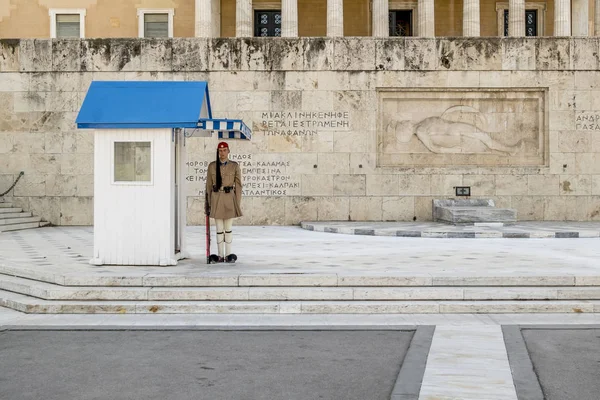 De bewaker van het Griekse Parlementsgebouw op het Syntagma-plein in — Stockfoto