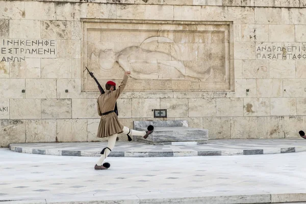 Die Zeremonie der Änderung der Ehrengarde im griechischen Parlament — Stockfoto