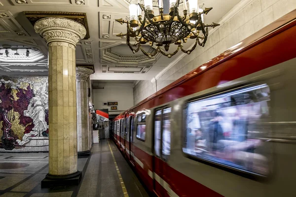 列車はサンクトペテルブルクの地下鉄駅アヴトボに到着します — ストック写真