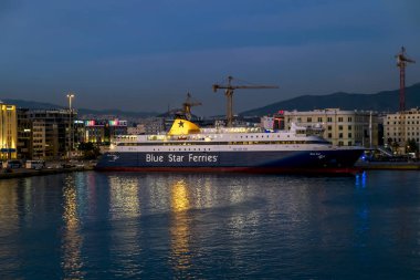 Atina'daki Pire limanına feribot güvertesinden görünümü