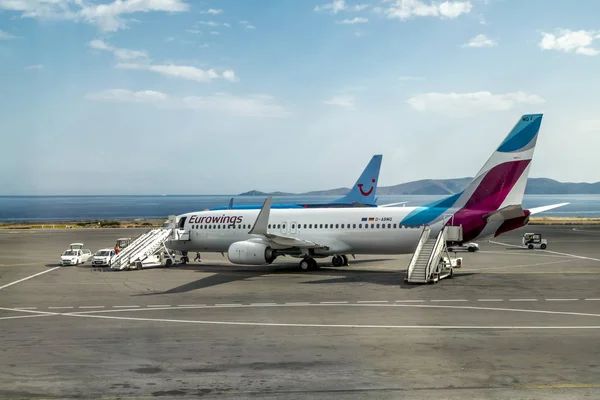 Θέα του αεροσκάφους στο διάδρομο του αεροδρομίου του Ηρακλείου Νίκος κ — Φωτογραφία Αρχείου