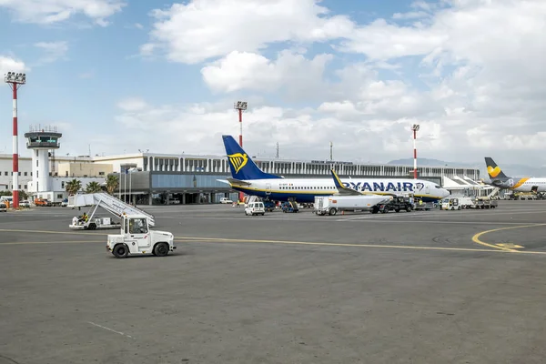 Θέα του αεροσκάφους στο διάδρομο του αεροδρομίου του Ηρακλείου Νίκος κ — Φωτογραφία Αρχείου