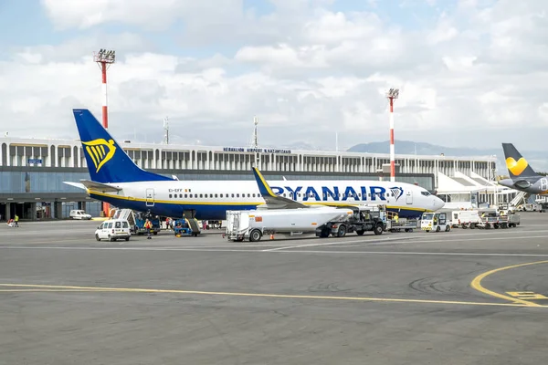 Vista da aeronave na pista do aeroporto de Heraklion Nikos K — Fotografia de Stock