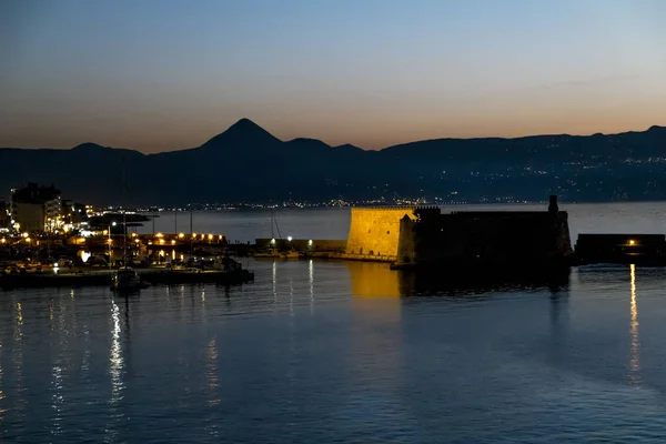 Vista da fortaleza e navios no porto de Heraklion em sóis — Fotografia de Stock