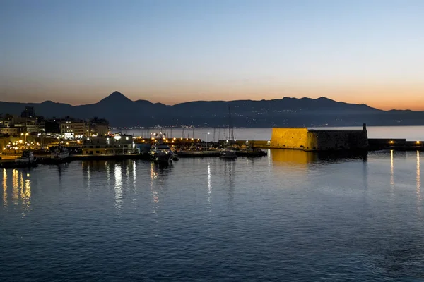 Vista da fortaleza e navios no porto de Heraklion em sóis — Fotografia de Stock