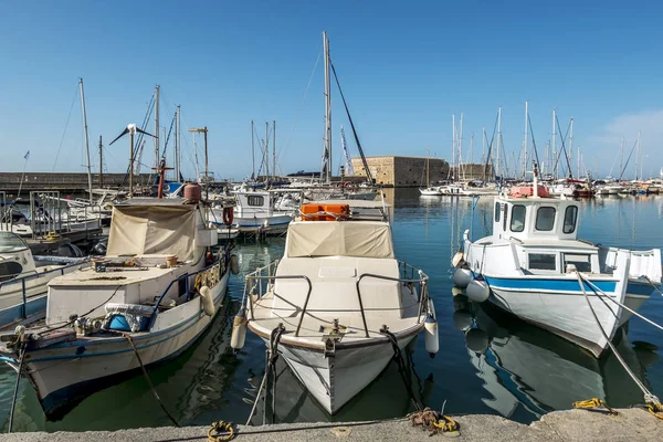 Vista de la fortaleza y los barcos en el puerto de Heraklion en Creta — Foto de Stock