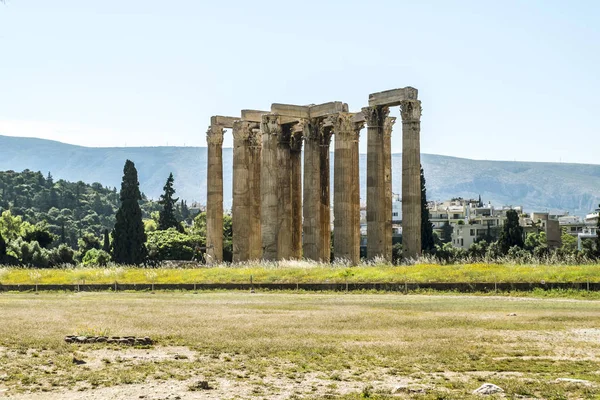 Panorama de Atenas y las columnas del templo de Zeus Olympi — Foto de Stock