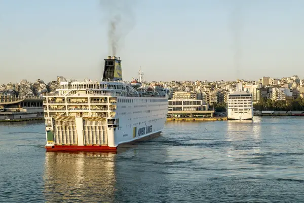 Vista do convés da balsa para o porto de Pireu em Atenas — Fotografia de Stock