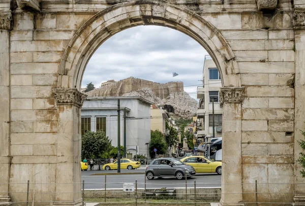 Arc d'Hadrien et Acropole à Athènes en Grèce . — Photo