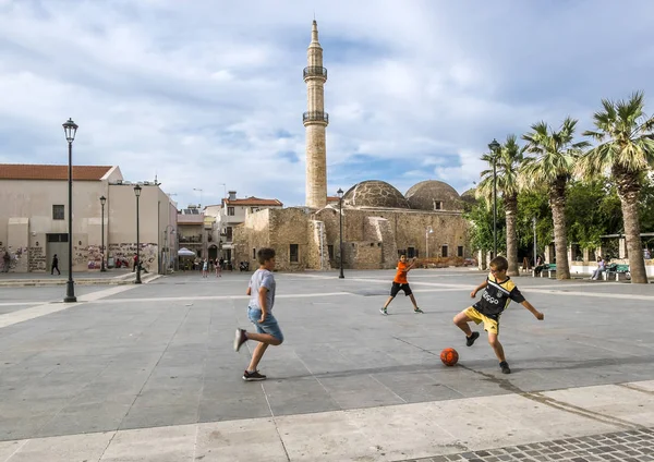 Barn spelar fotboll på torget framför Nerantze Mo — Stockfoto