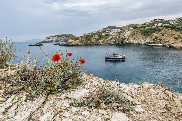 Yacht i bukten Agia Pelageya i bergen på Kreta i G — Stockfoto