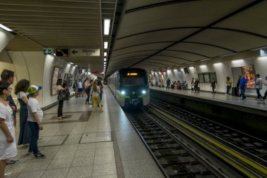 Tren Akropolis metro istasyonu platformuna varır.