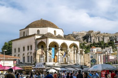 .Athe'deki Monastiraki meydanında Tsisdarakis Camii'nin görünümü