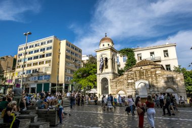 Atina'daki Monastiraki meydanında Monastiraki Kilisesi'nin görünümü