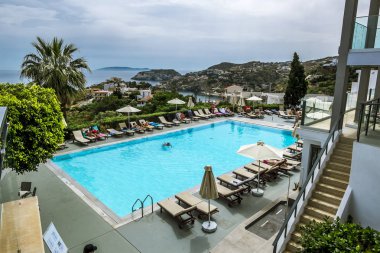 A'daki havuz ve tatil beldesinin 