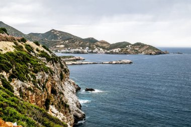 Yunanistan'da Akdeniz'de Girit kıyısındaki kayalıklar
