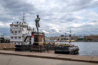 Teğmen Schmidt'in setindeki Kruzenshtern Anıtı