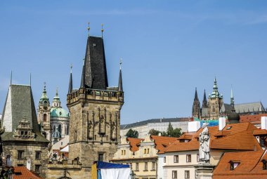 Heykel ve Charles Köprüsü 'ndeki köprü kulesi.