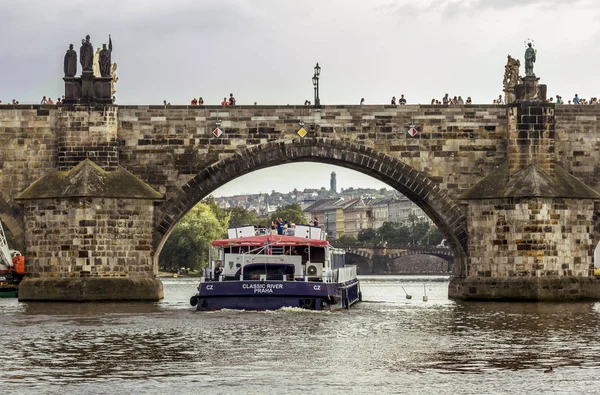 Pohled na Karlův most přes Vltavu v Praze. — Stock fotografie